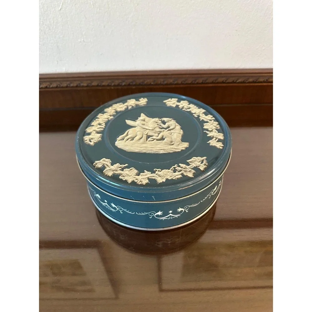 Vintage 7'' Wedgewood Blue and‎ White Tin